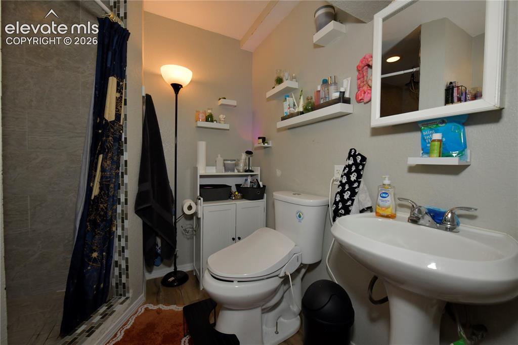 Image 19 of 24: Bathroom