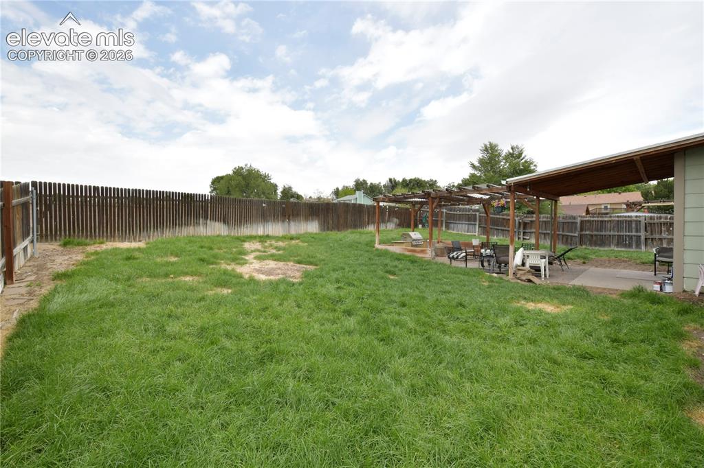 Image 22 of 24: Yard