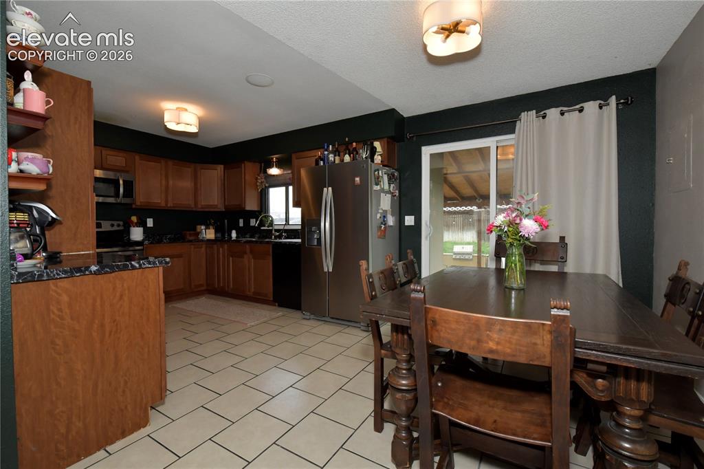 Image 7 of 24: Kitchen