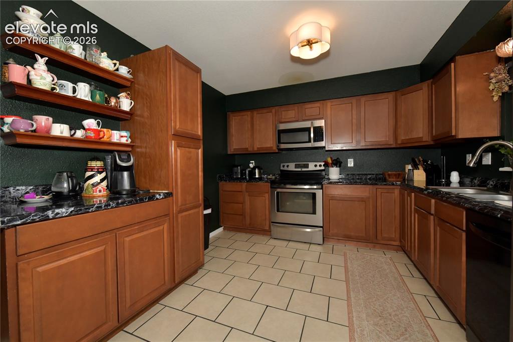 Image 8 of 24: Kitchen