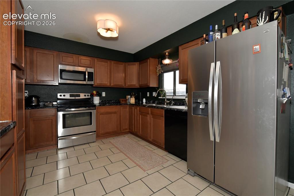 Image 9 of 24: Kitchen