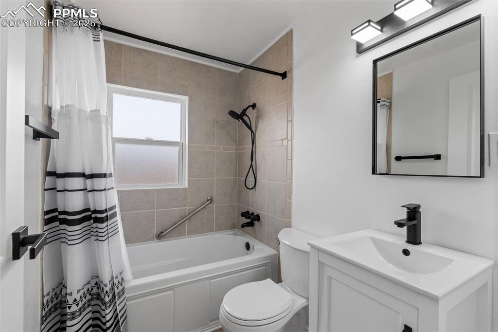 Image 17 of 26: Bathroom