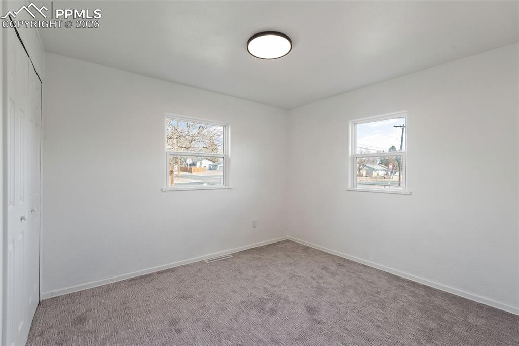 Image 18 of 26: Bedroom