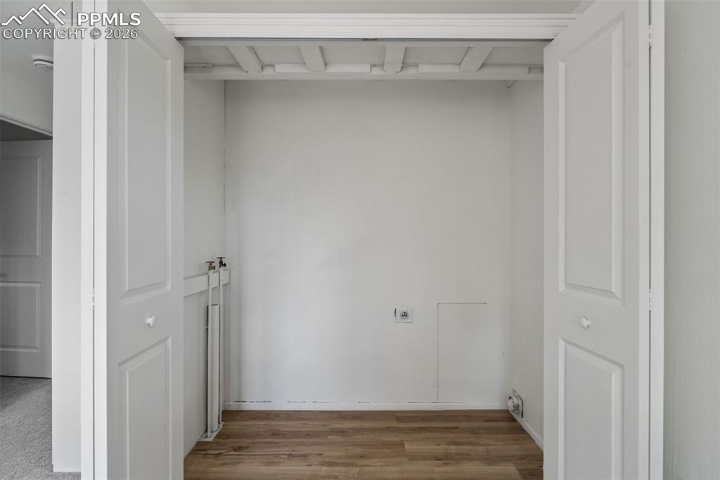 Image 24 of 26: Full Size Laundry