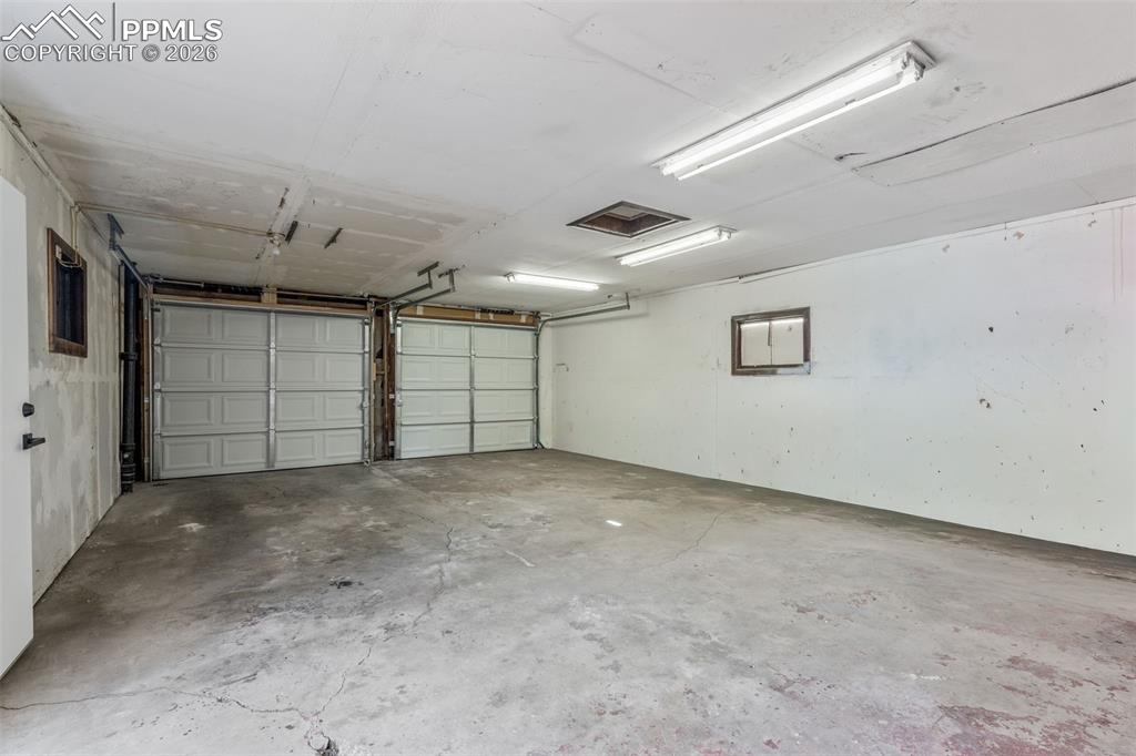 Image 25 of 26: Garage