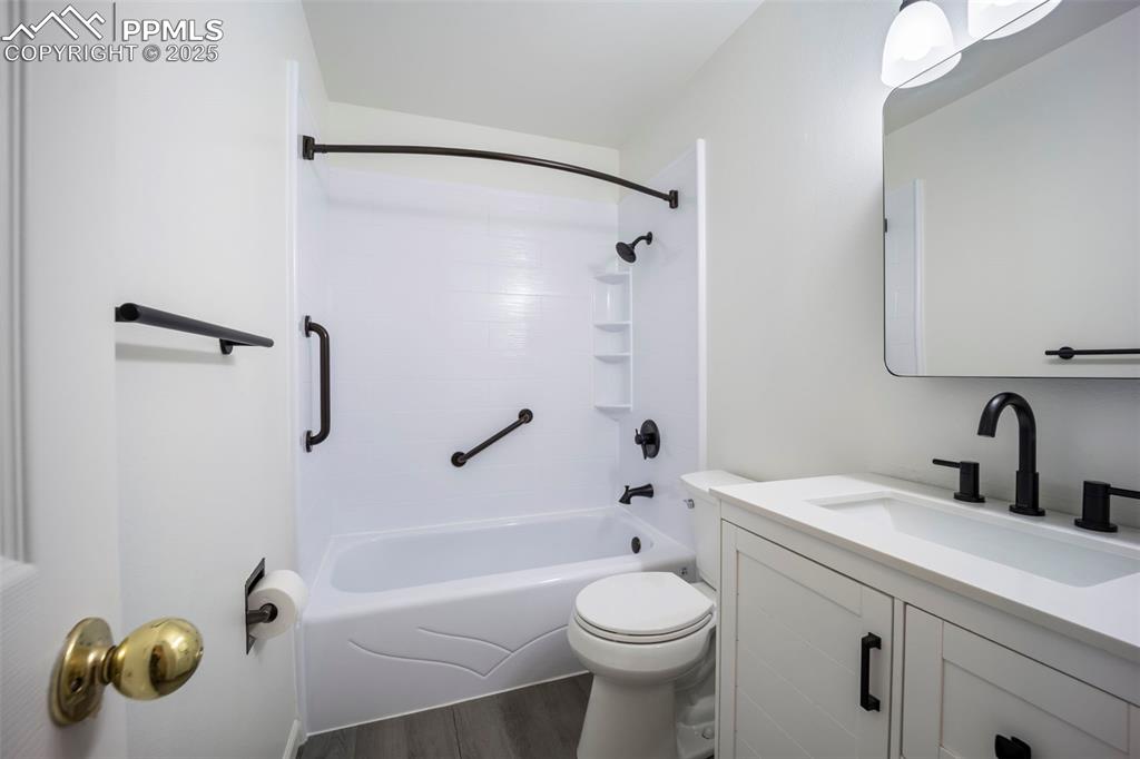 Image 11 of 44: Bathroom