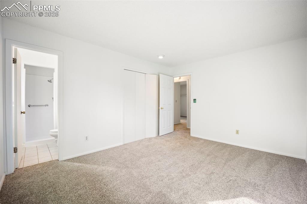 Image 19 of 44: Bedroom