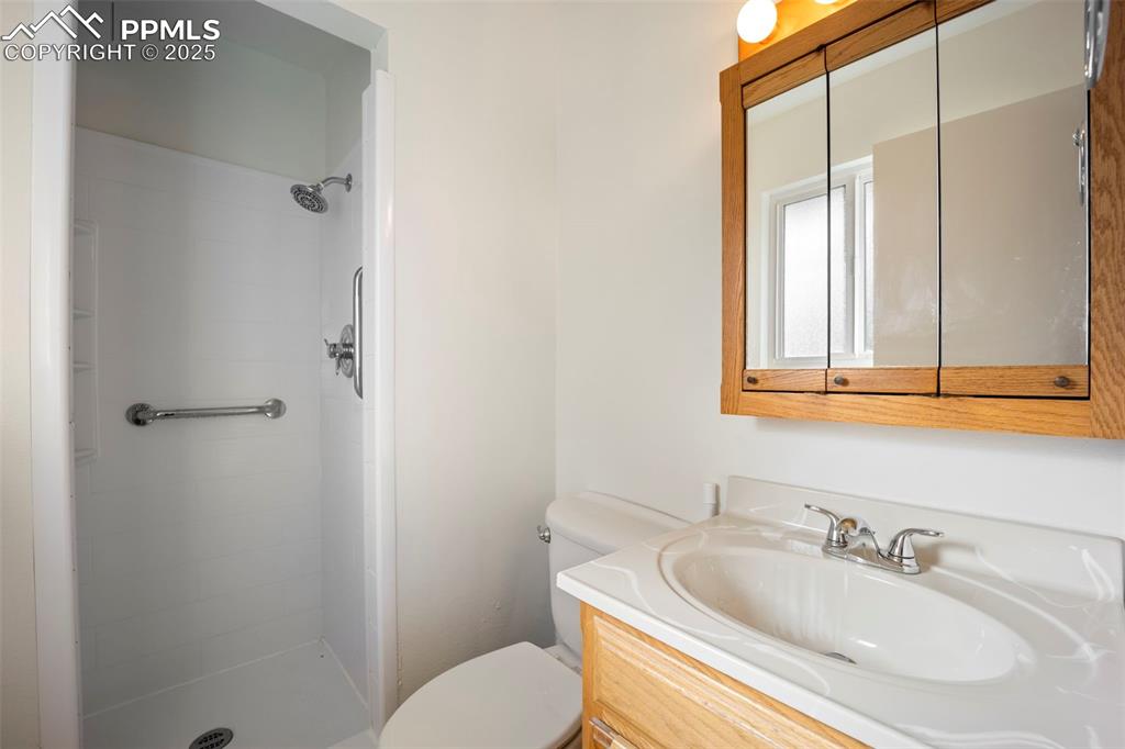 Image 20 of 44: Bathroom