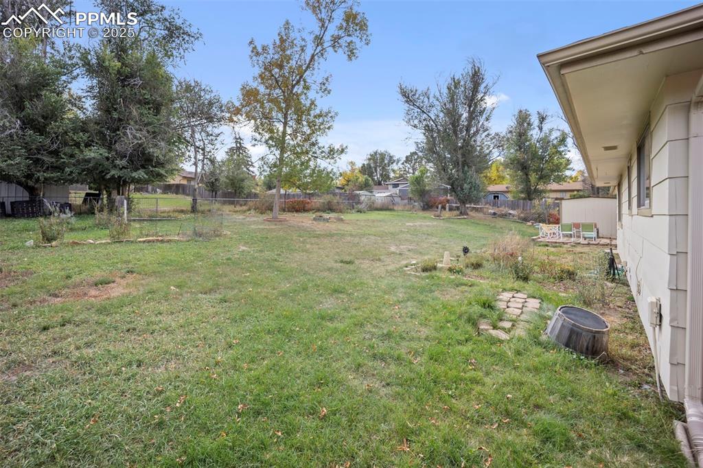 Image 32 of 44: Yard