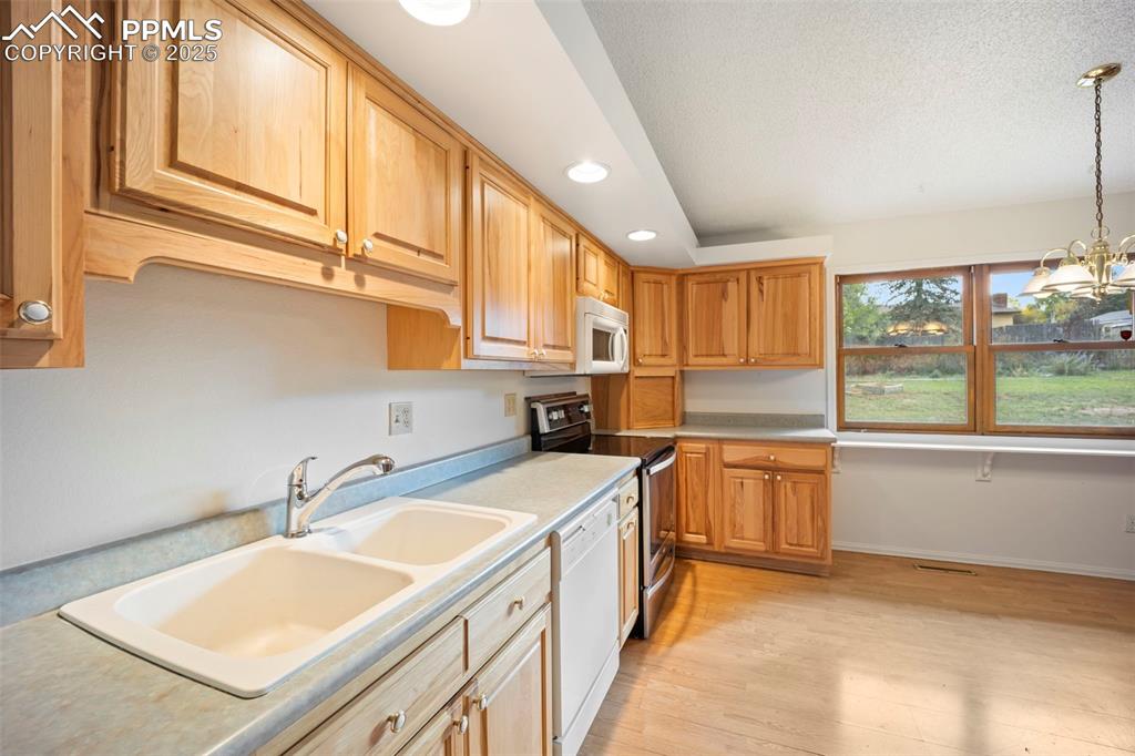 Image 7 of 44: Kitchen