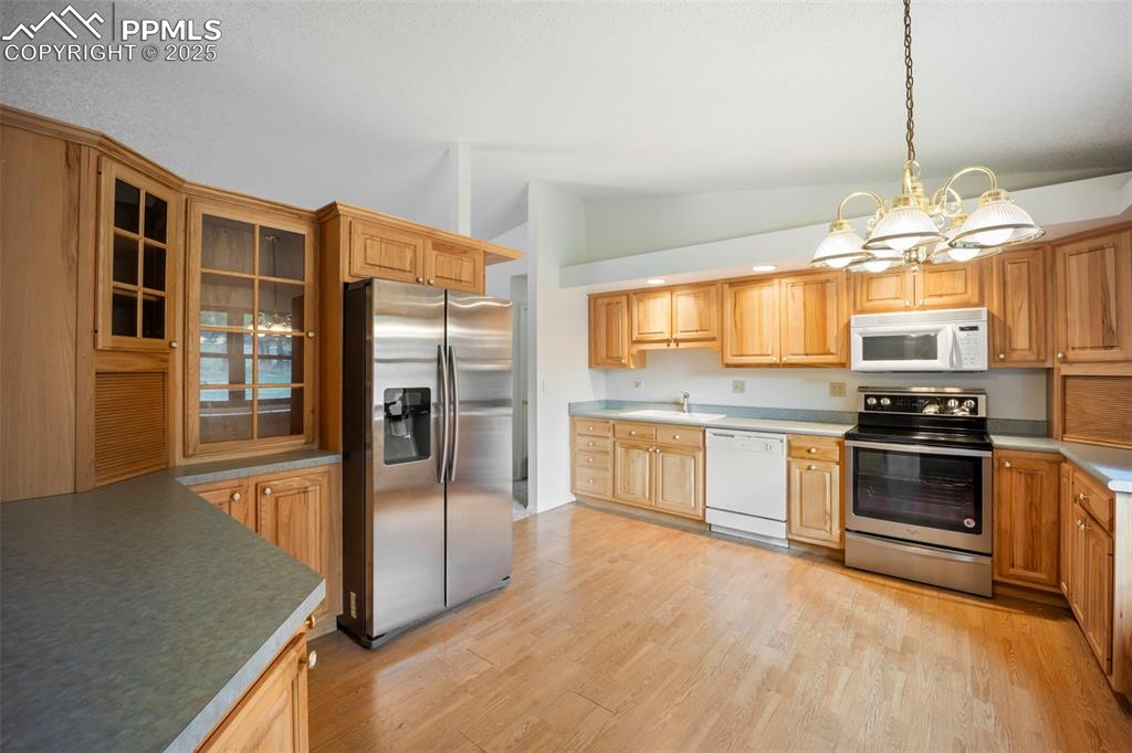 Image 8 of 44: Kitchen