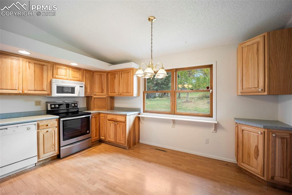 Image 9 of 44: Kitchen