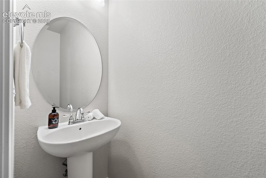 Image 18 of 50: Bathroom