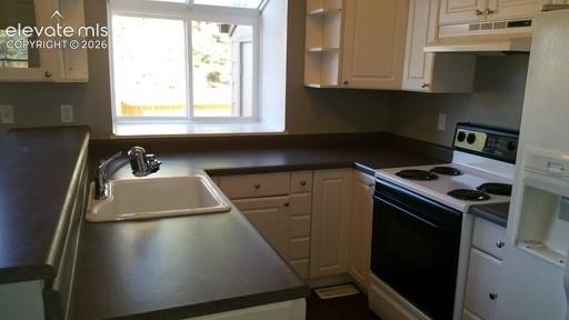 Image 5 of 7: Kitchen