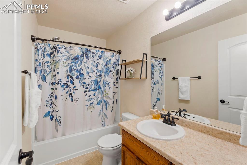 Image 15 of 32: Bathroom