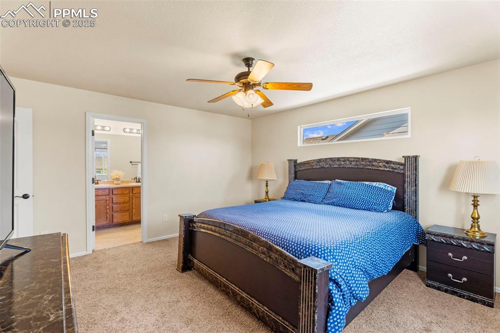 Image 18 of 32: Bedroom