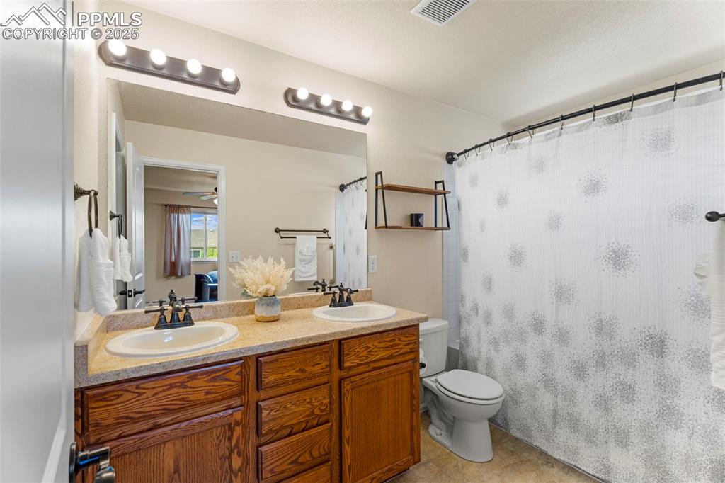 Image 19 of 32: Bathroom
