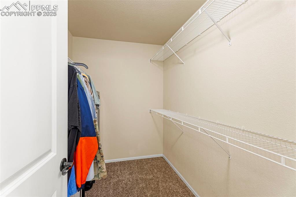 Image 21 of 32: Closet