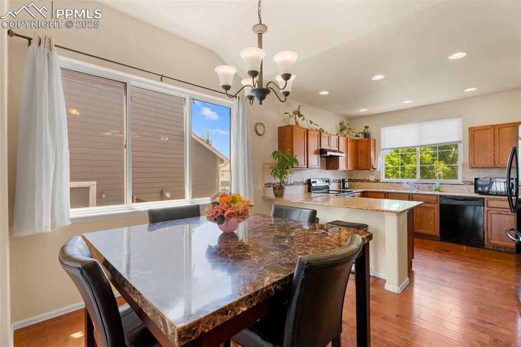 Image 6 of 32: Dining Area