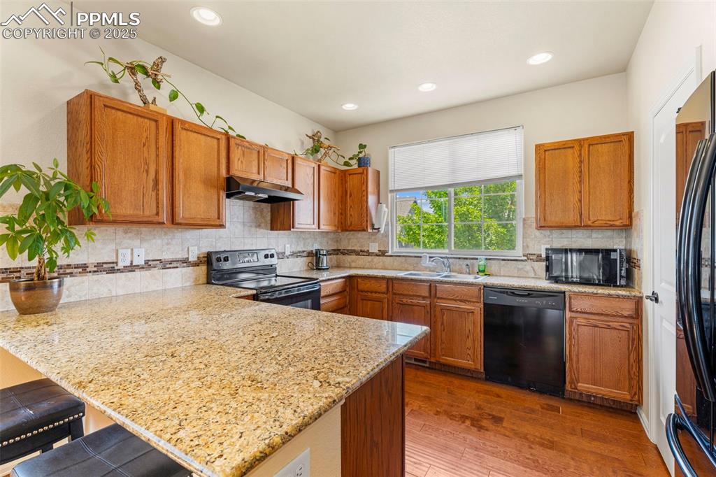 Image 7 of 32: Kitchen