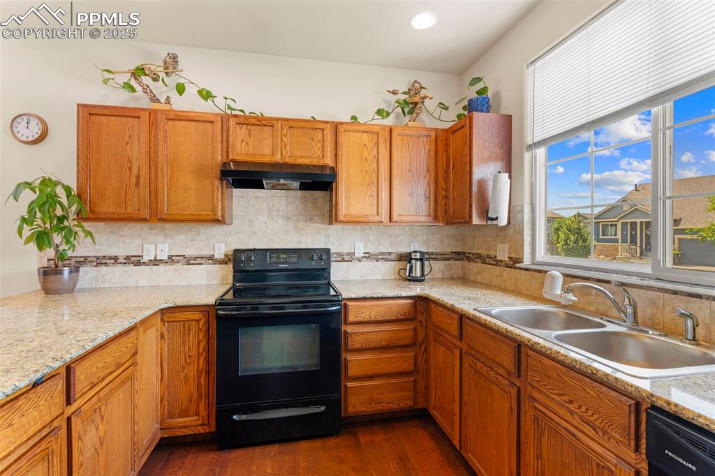 Image 8 of 32: Kitchen