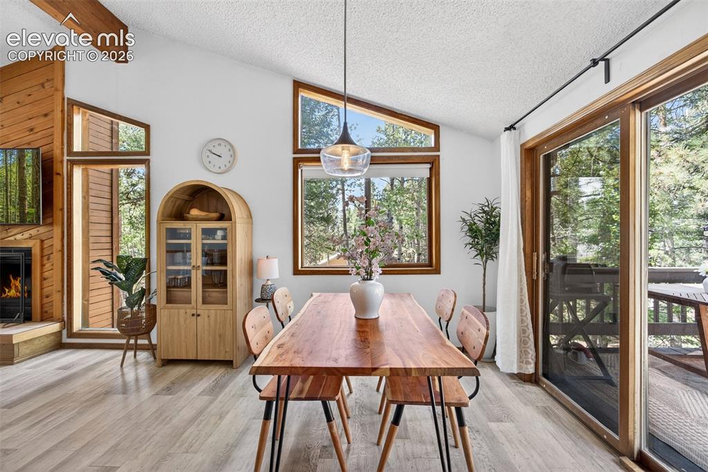 Image 14 of 50: Dining Area