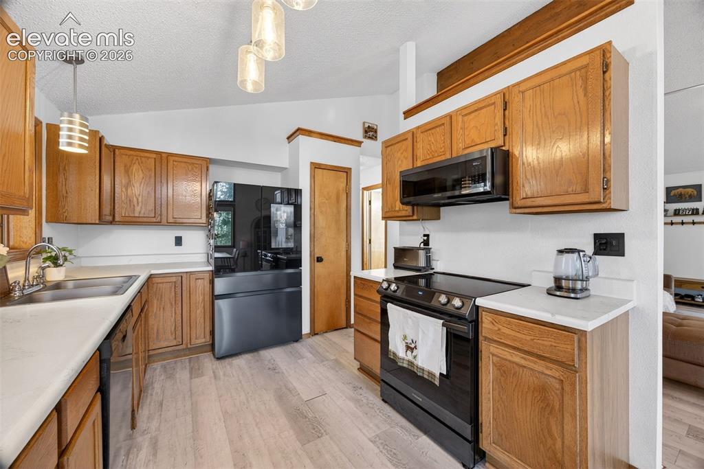 Image 15 of 50: Kitchen