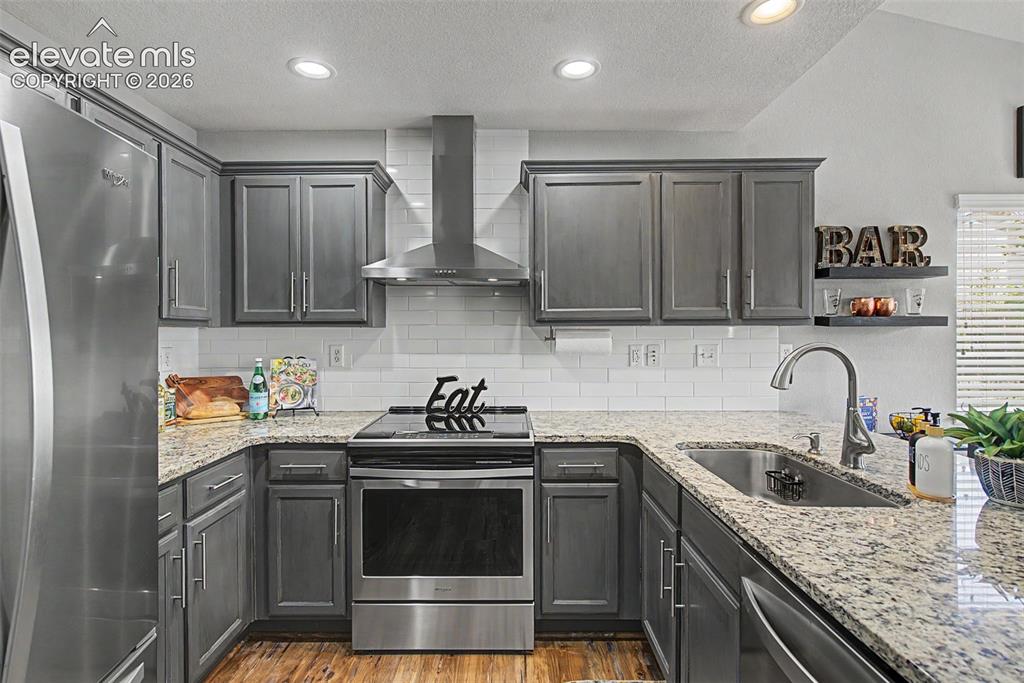 Image 19 of 48: Gorgeous granite countertops!