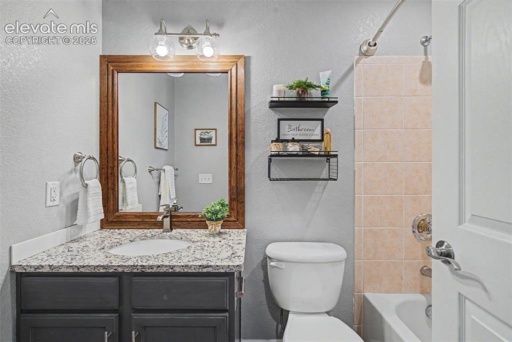 Image 41 of 48: Full bathroom w/granite counter!