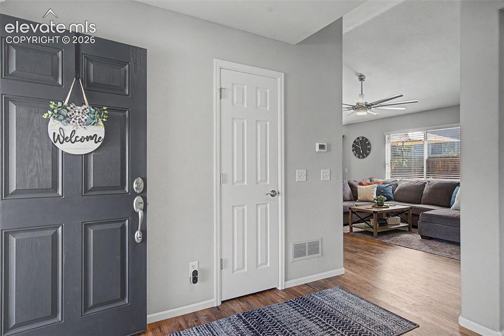 Image 8 of 48: Spacious and welcoming entryway!