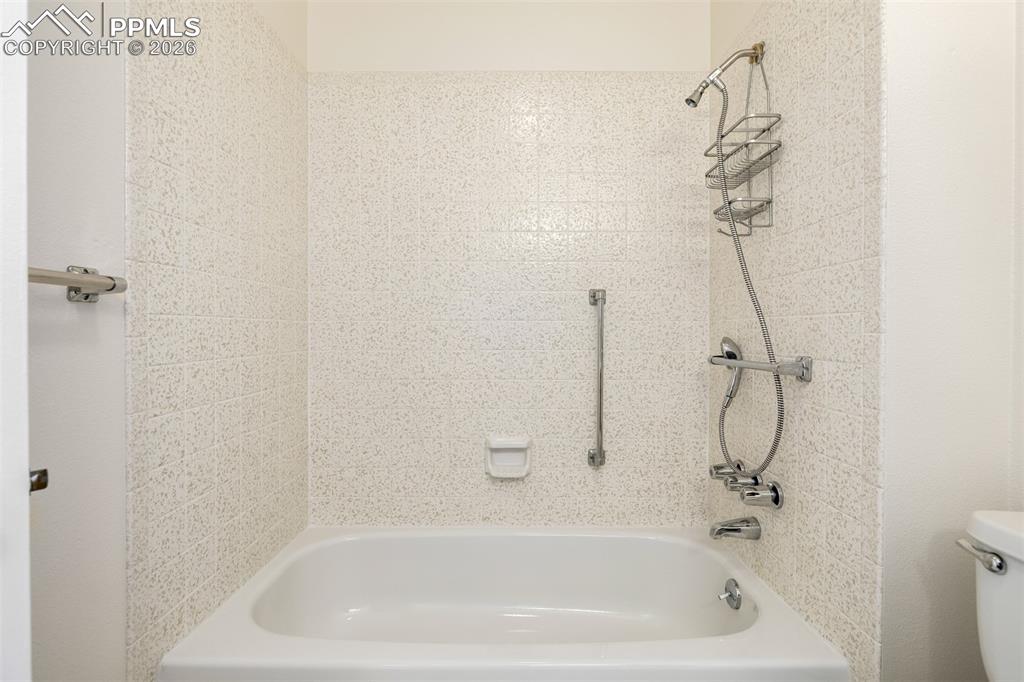 Image 17 of 35: Spacious bathroom