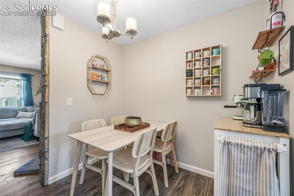 Image 14 of 50: Dining Area