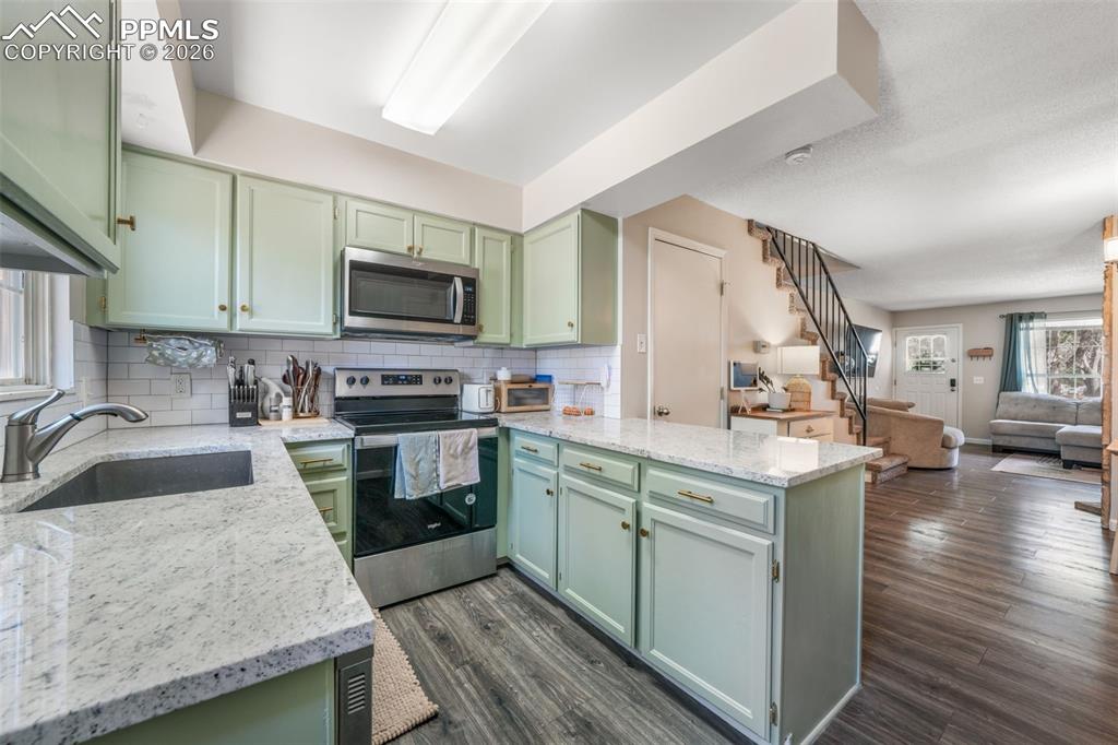 Image 15 of 50: Dining Area