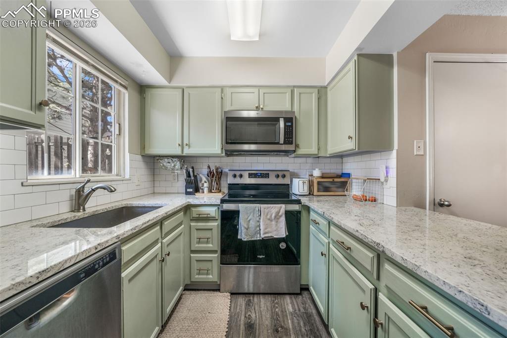 Image 16 of 50: Dining Area