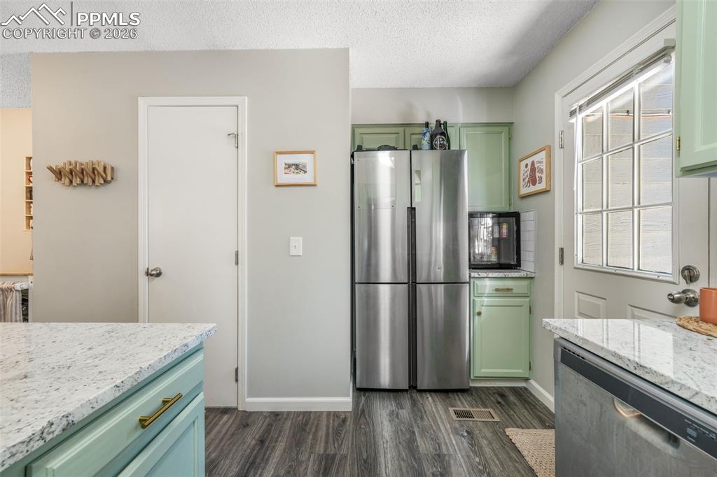 Image 17 of 50: Dining Area