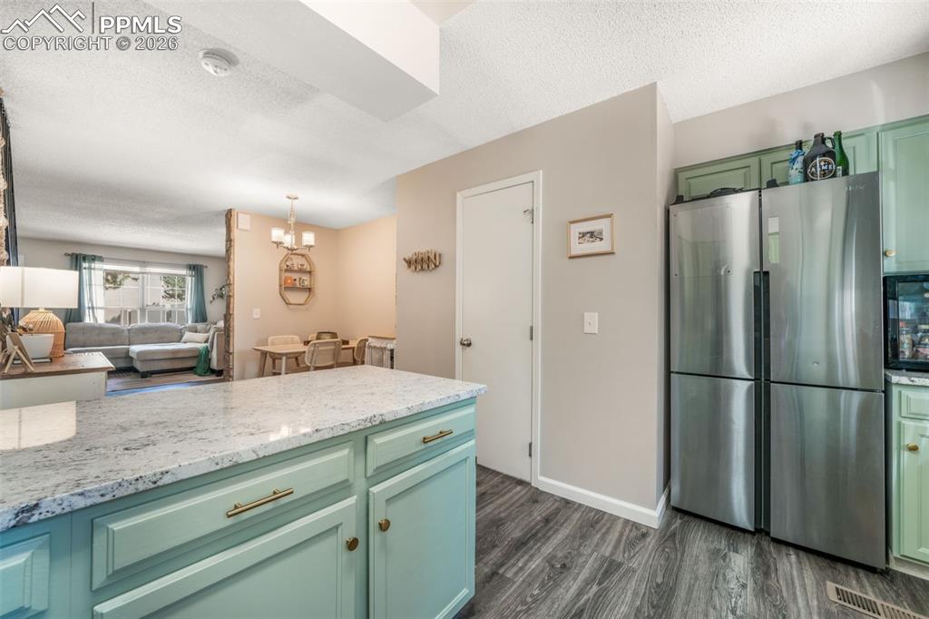 Image 18 of 50: Kitchen