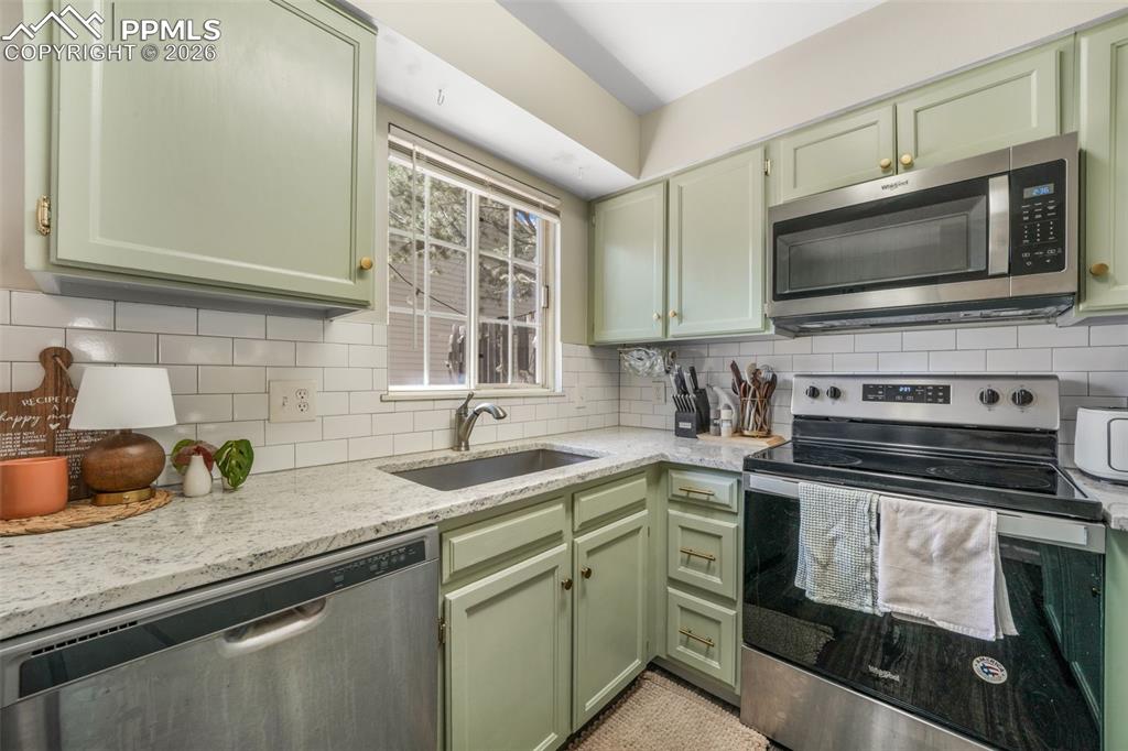 Image 19 of 50: Kitchen