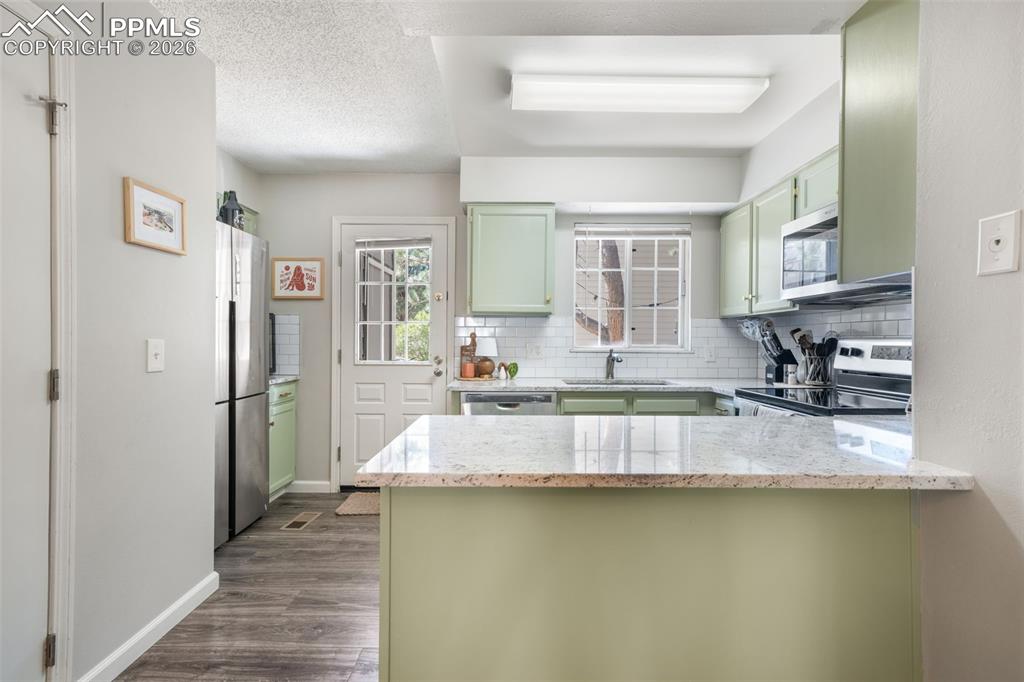 Image 20 of 50: Kitchen