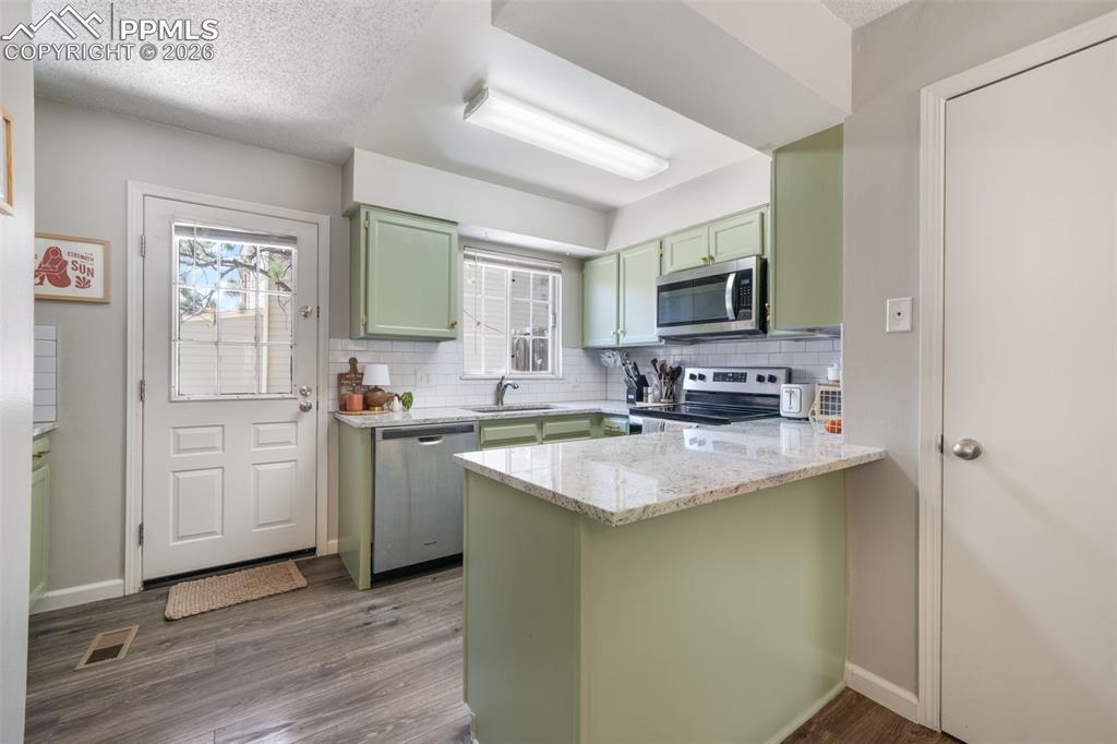 Image 21 of 50: Kitchen