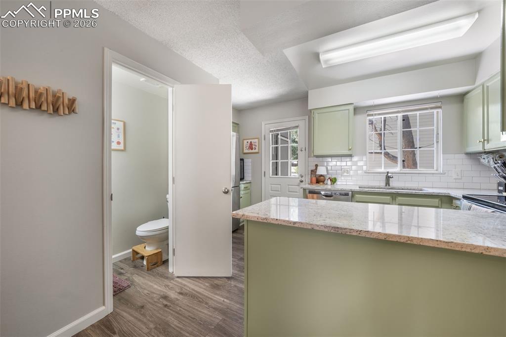 Image 22 of 50: Kitchen