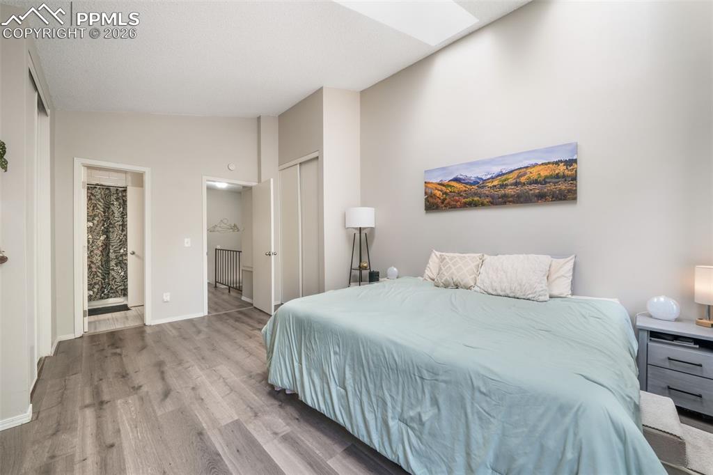 Image 28 of 50: Bedroom