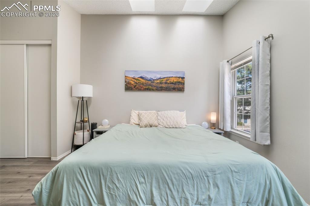 Image 29 of 50: Bedroom