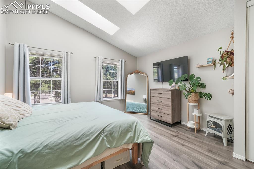 Image 30 of 50: Bedroom