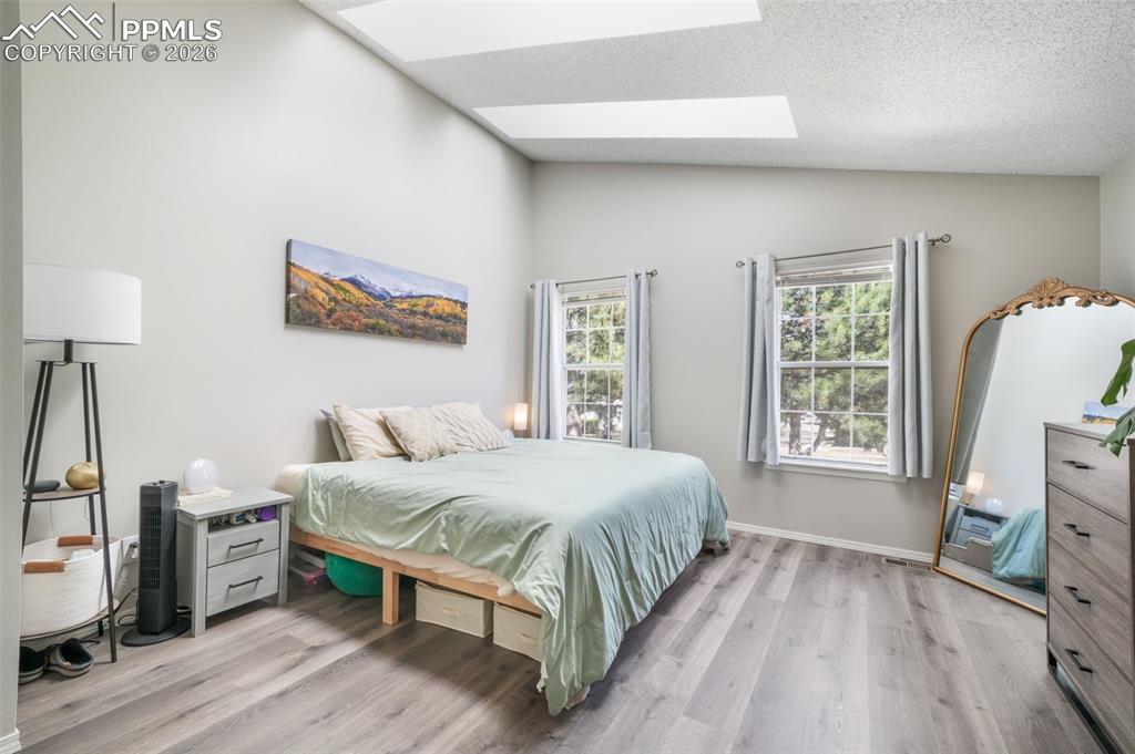 Image 31 of 50: Bedroom