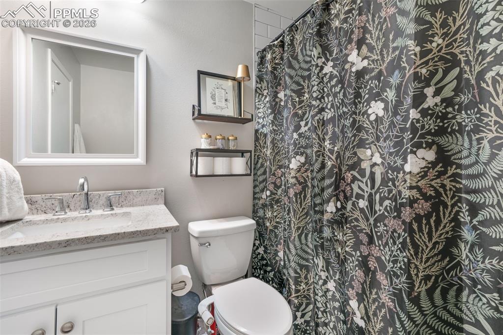 Image 33 of 50: Bedroom