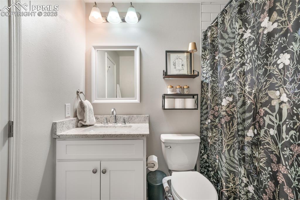 Image 34 of 50: Bedroom