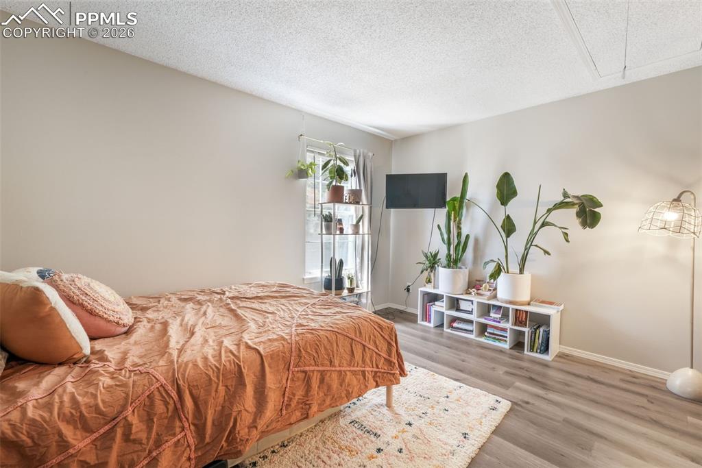 Image 41 of 50: Bedroom