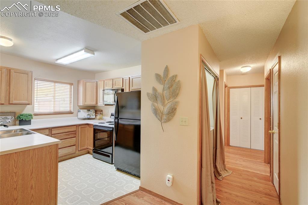 Image 10 of 20: Kitchen