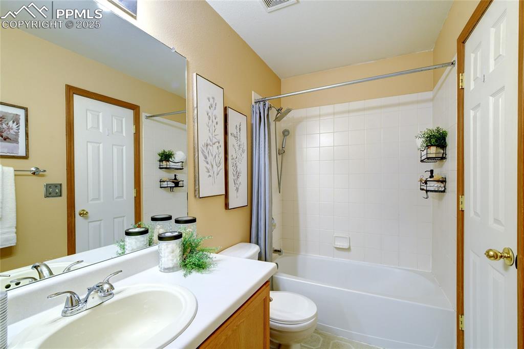 Image 13 of 20: Bathroom