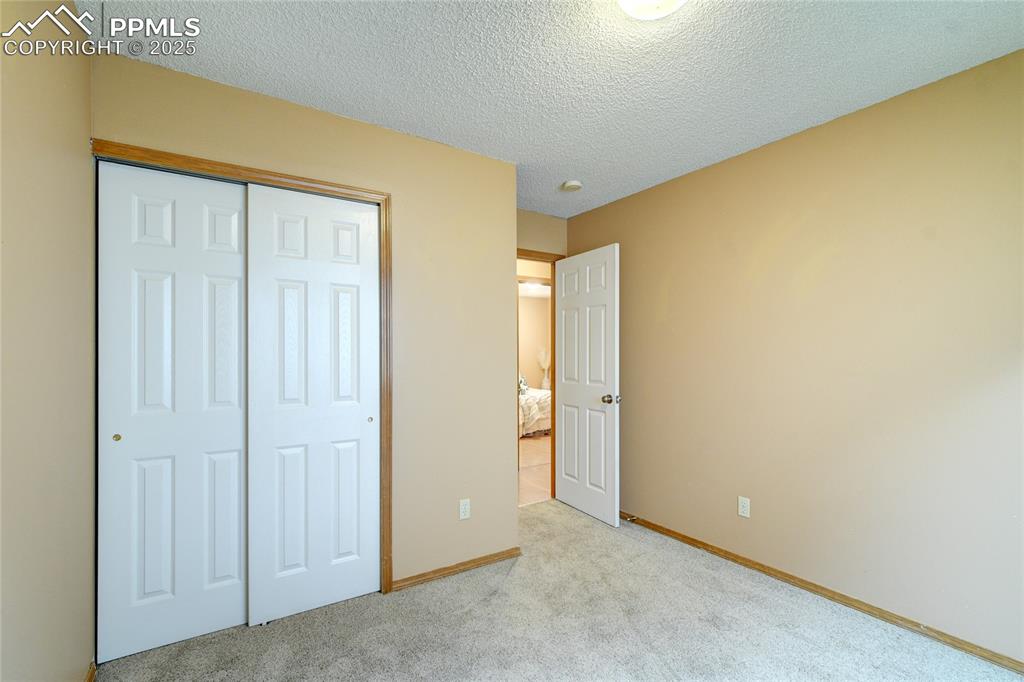 Image 18 of 20: Bedroom